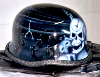 Casco pintado por Ricky L�pez